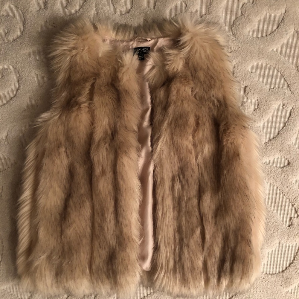 Beautiful TOPSHOP blonde faux fur vest!